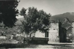 La-Porta-e-la-fontana di San Paolo -1949.-Il-fastigio-troneggia-sulla-volta-crollata
